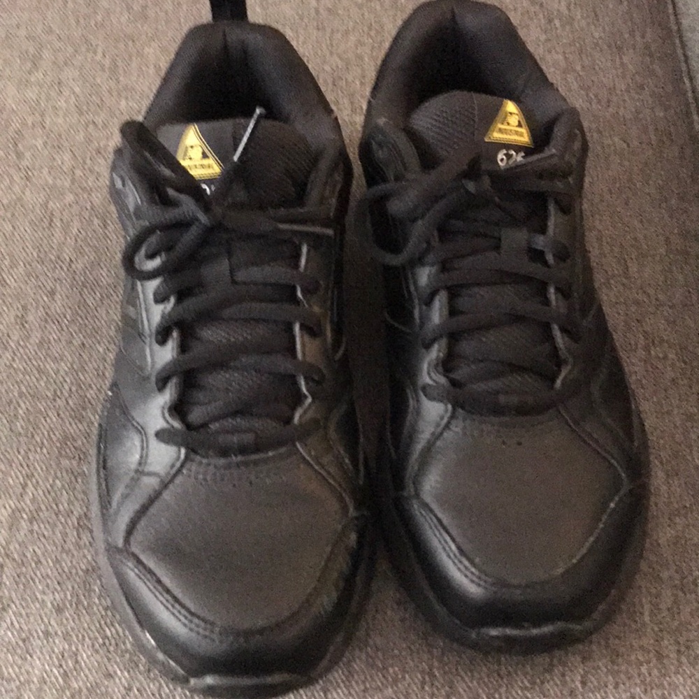 New balance black slip resistant shoe